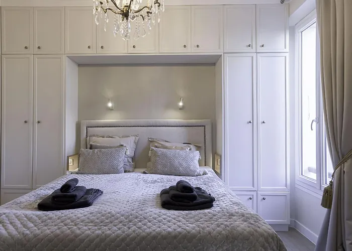 De Luxe, Meynadier By Halldis شقة