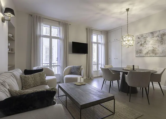 De Luxe, Meynadier By Halldis شقة